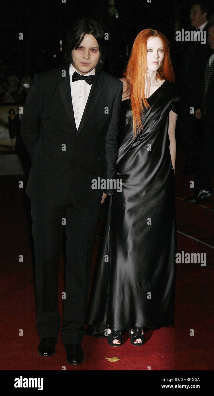 Jack White und Karen Elson kommen zur Weltpremiere von „Quantum of Solace“ am Odeon Leicester Square im Zentrum von London. Stockfoto