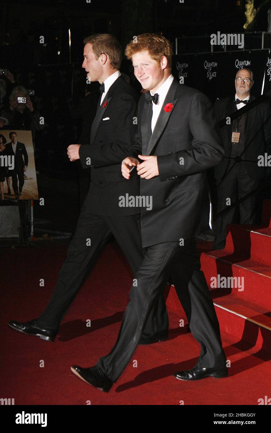 Prinz William und Harry kommen zur Weltpremiere von 'Quantum of Solace' auf dem Odeon Leicester Square, WC2. Stockfoto