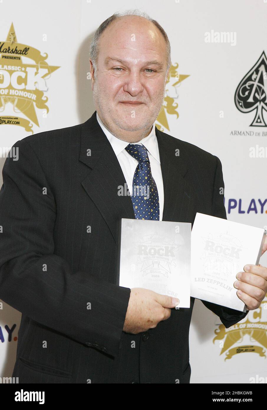 Harvey Goldsmith posiert mit seinem Armand de Brignac VIP Award bei den Classic Rock Roll of Honors Awards im Park Lane Hotel, London. Stockfoto