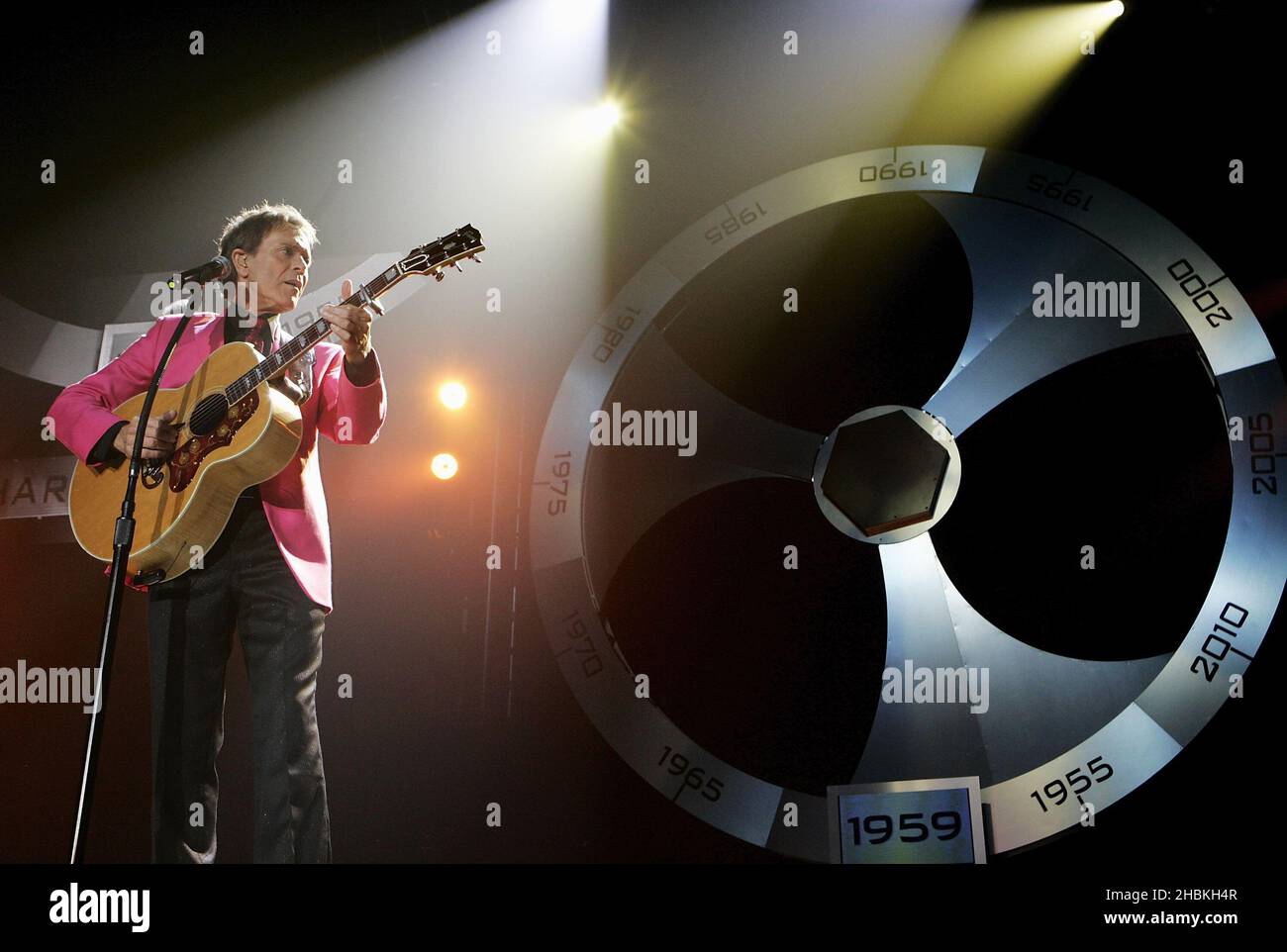 Sir Cliff Richard spielt live in der Wembley Arena, im Norden Londons. Stockfoto