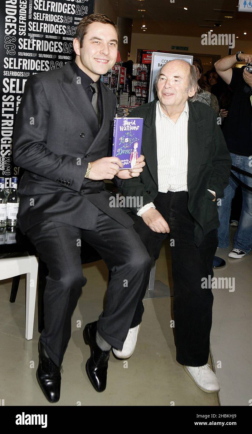 David Walliams und Quentin Blake bei der Unterzeichnung ihres Buches „The Boy in the Dress“ in Selfridges im Zentrum von London. Stockfoto