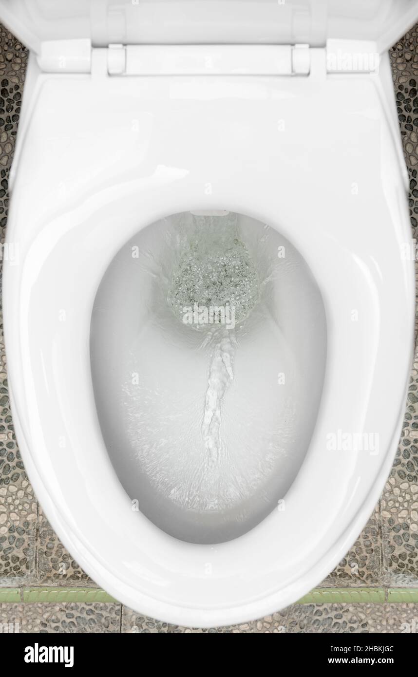 Spülen Sie das Wasser in der Toilette im Badezimmer Stockfoto