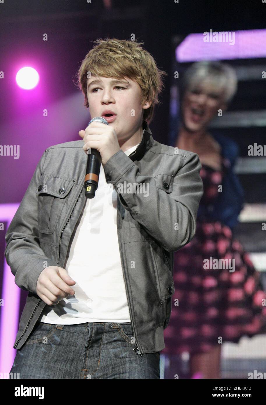 Eoghan Quigg tritt im Rahmen der X Factor Live Tour 2009 in der Wembley Arena, London, auf Stockfoto