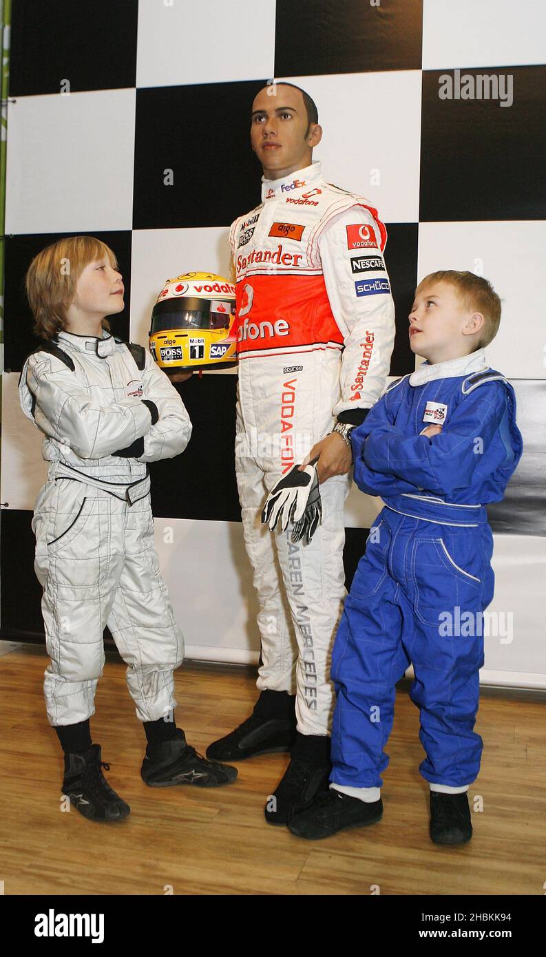 Formel-1-Rennfahrer Lewis Hamilton stellt sein Wachsfigurenkabinett mit 8-9-jährigen Stars aus dem Buckmore Park Karting Club, Chatham Kent, vor, wo Lewis im Madame Tussauds in London entdeckt wurde. Stockfoto