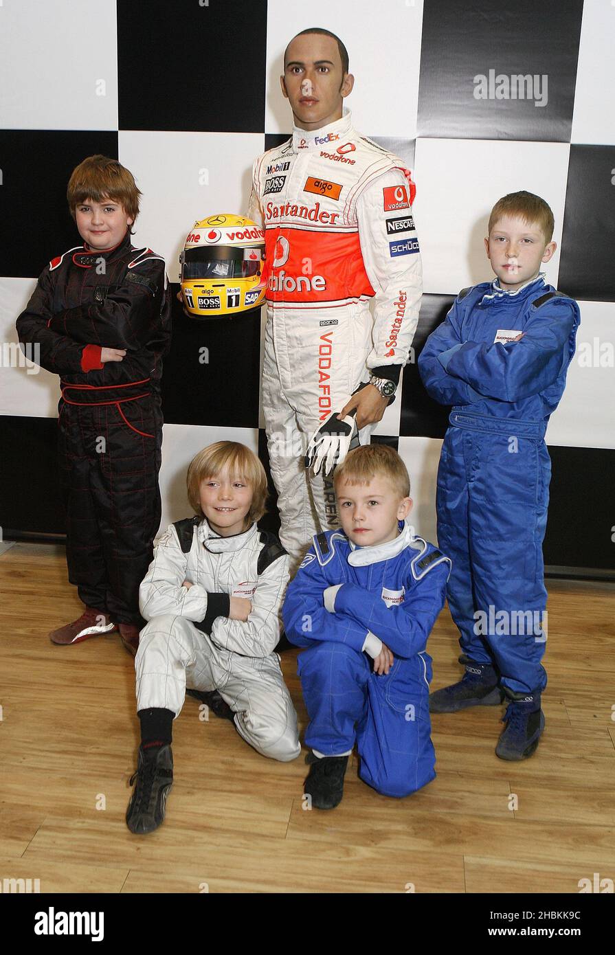 Formel-1-Rennfahrer Lewis Hamilton stellt sein Wachsfigurenkabinett mit 8-9-jährigen Stars aus dem Buckmore Park Karting Club, Chatham Kent, vor, wo Lewis im Madame Tussauds in London entdeckt wurde. Stockfoto
