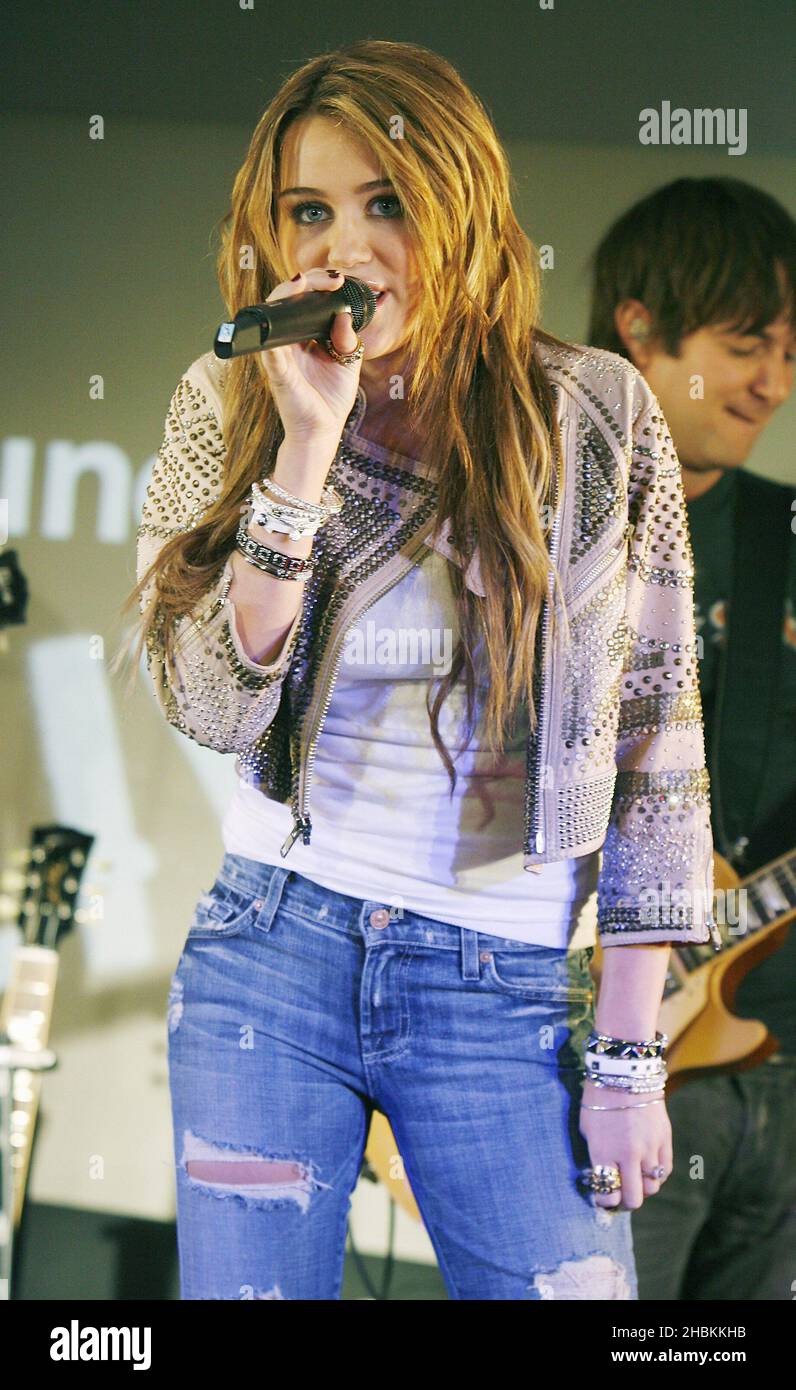 Miley Cyrus tritt im Apple Store in der Londoner Oxford Street auf. Stockfoto