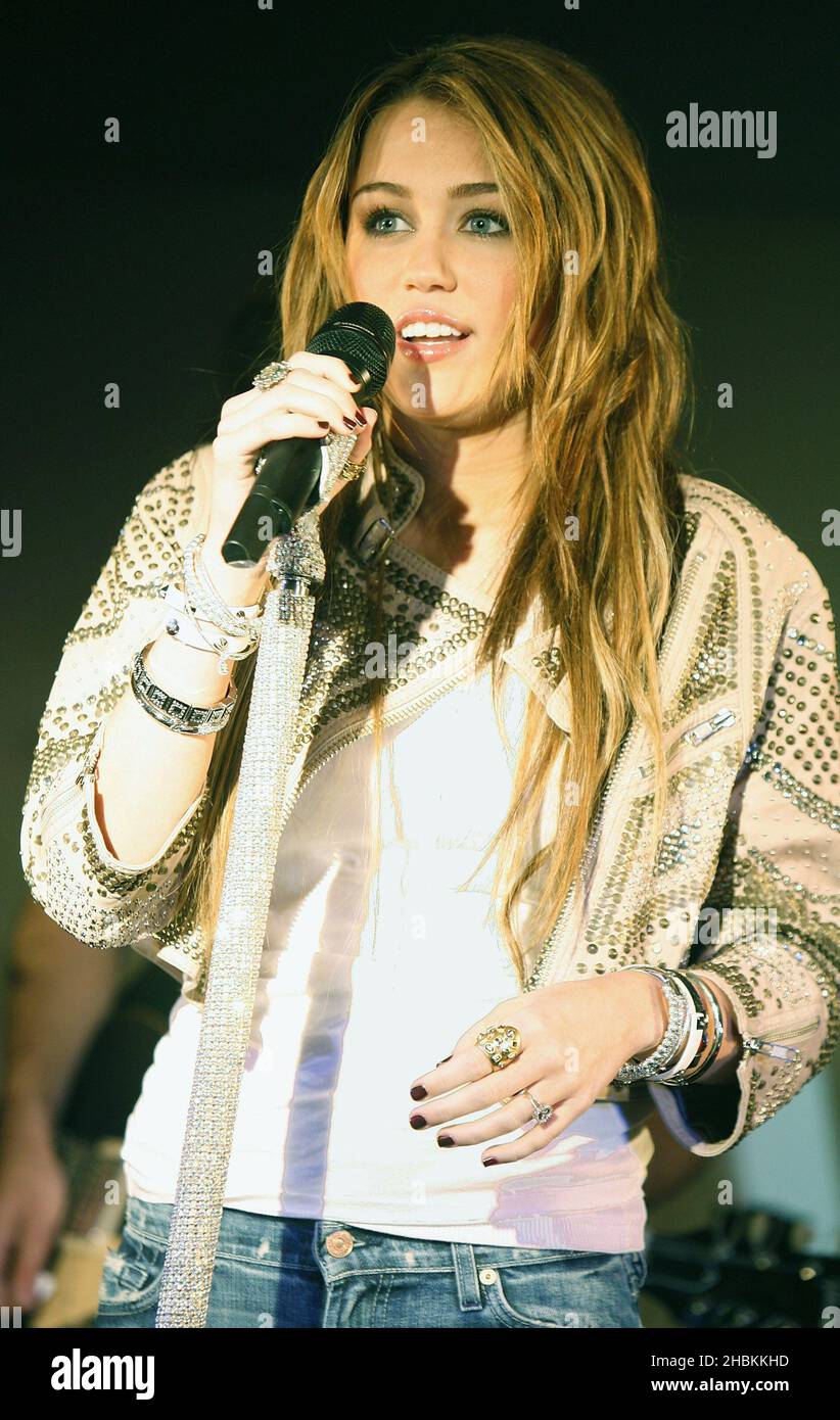 Miley Cyrus tritt im Apple Store in der Londoner Oxford Street auf. Stockfoto