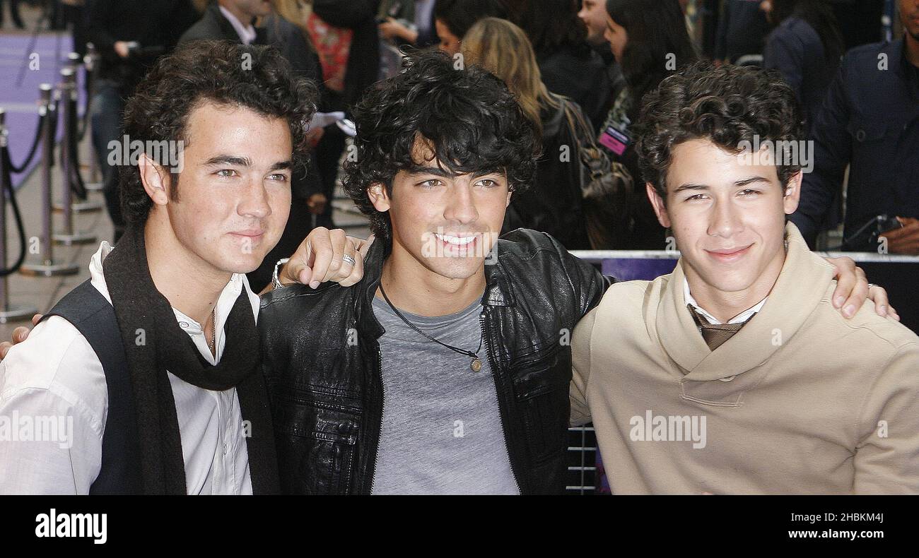Kevin Jonas, Joe Donas und Nick Jonas kommen zur Premiere von „Jonas Brothers: The 3D Concert Experience“ im Empire-Kino am Leicester Square, London. Stockfoto