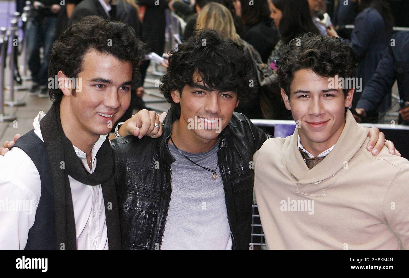 Kevin Jonas, Joe Jonas und Nick Jonas kommen zur Premiere von „Jonas Brothers: The 3D Concert Experience“ im Empire-Kino am Leicester Square in London. Stockfoto