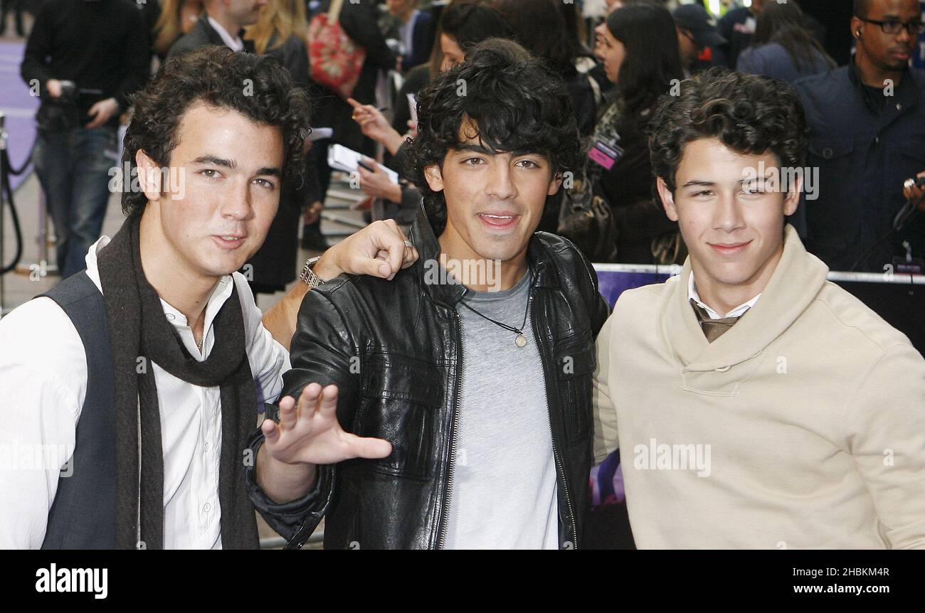 Kevin Jonas, Joe Donas und Nick Jonas kommen zur Premiere von „Jonas Brothers: The 3D Concert Experience“ im Empire-Kino am Leicester Square, London. Stockfoto