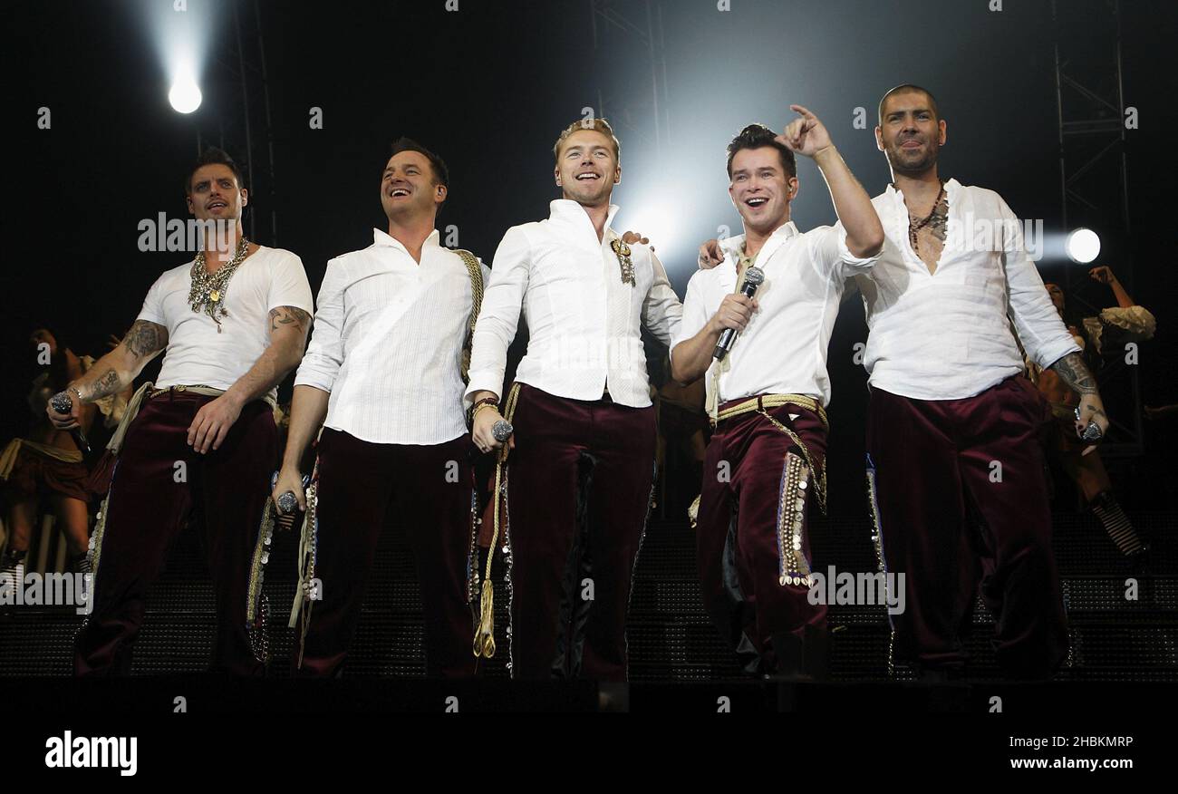 (Links - rechts) Shane Lynch, Ronan Keating, Stephen Gately, Mikey Graham und Keith Duffy von Boyzone treten in der Wembley Arena, London, auf Stockfoto