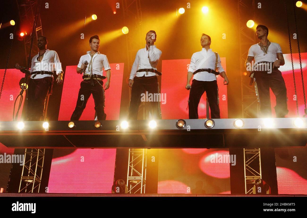 (Links - rechts) Shane Lynch, Ronan Keating, Stephen Gately, Mikey Graham und Keith Duffy von Boyzone treten in der Wembley Arena, London, auf Stockfoto