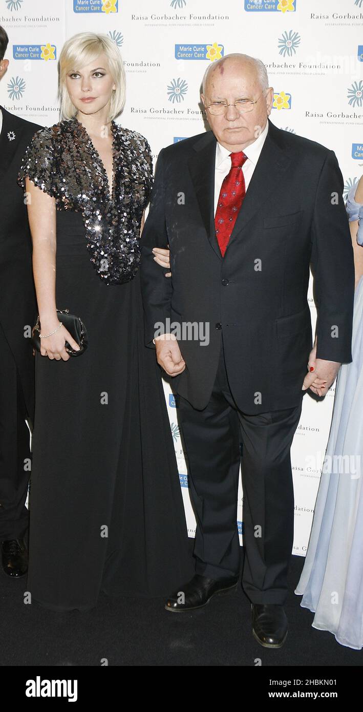 Anastasia Virganskaya und Präsident Michail Gorbatschow treffen beim Raisa Gorbatschow Fund Raising Event im Gestüt House, Hampton Court, ein. Stockfoto