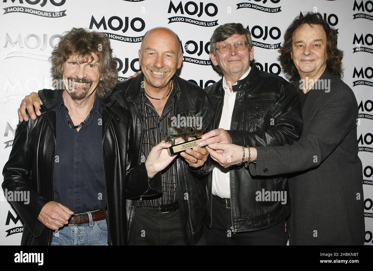 Die Zombies mit dem Classic Album Award bei den MOJO Awards in der Brauerei in London. Stockfoto