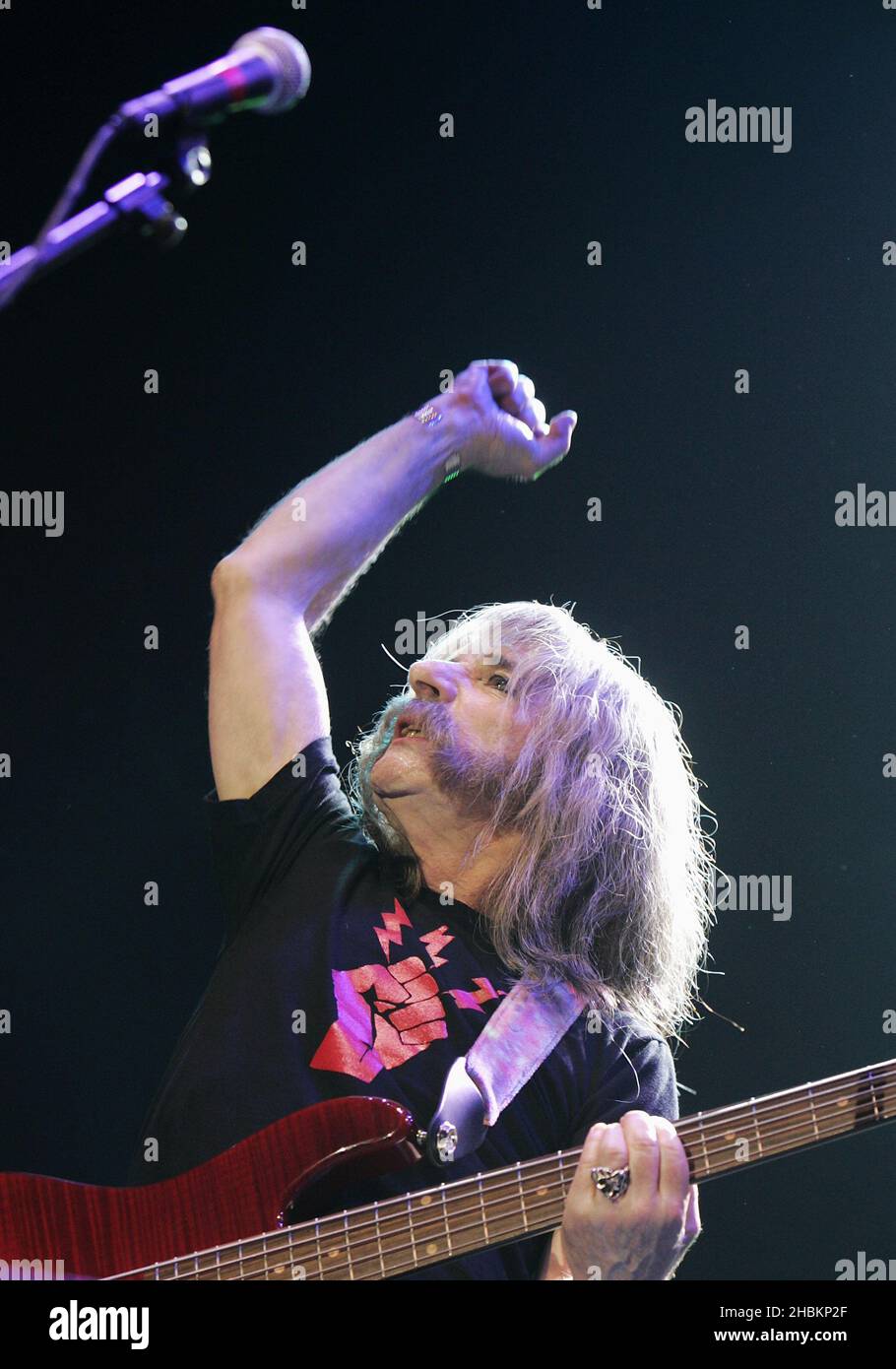 Derek Smalls (Harry Shearer) von Spinal Tap tritt in der Wembley Arena, London, auf. Stockfoto