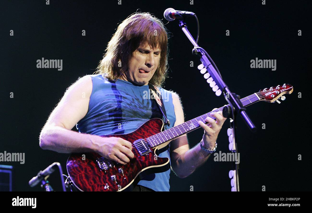 Nigel Tufnel (Christopher Gusest) von Spinal Tap tritt in der Wembley Arena, London, auf. Stockfoto