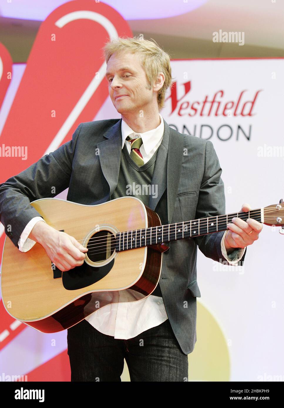 PAL Waaktaar (Gitarre) spielt auf der Bühne des Shimmer 09l im Westfield Shopping Centre, London. Stockfoto