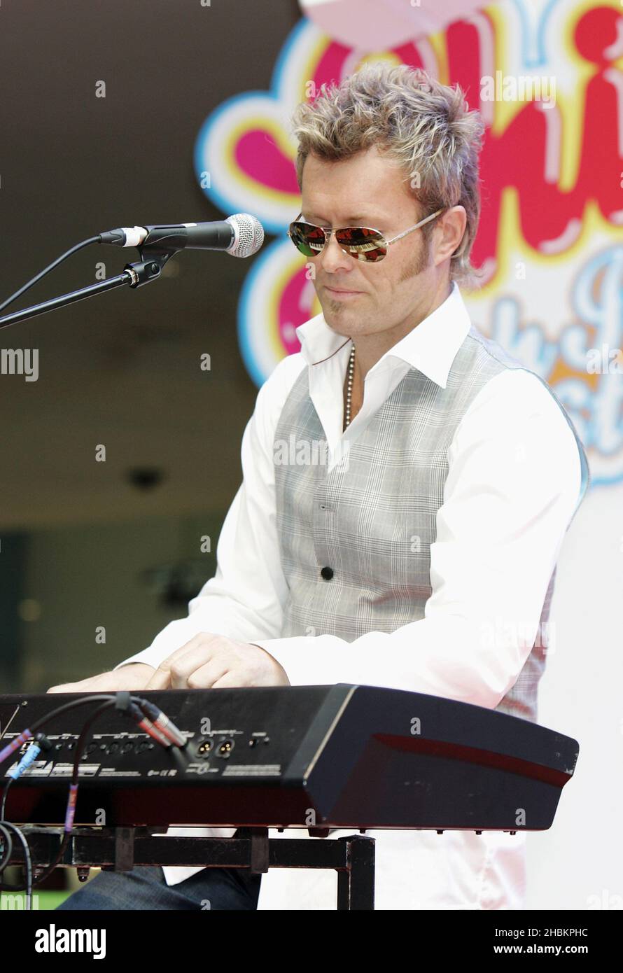 Magne Furuholmen (Keyboards) von Aha spielt auf der Bühne des Shimmer 09l im Westfield Shopping Centre, London. Stockfoto