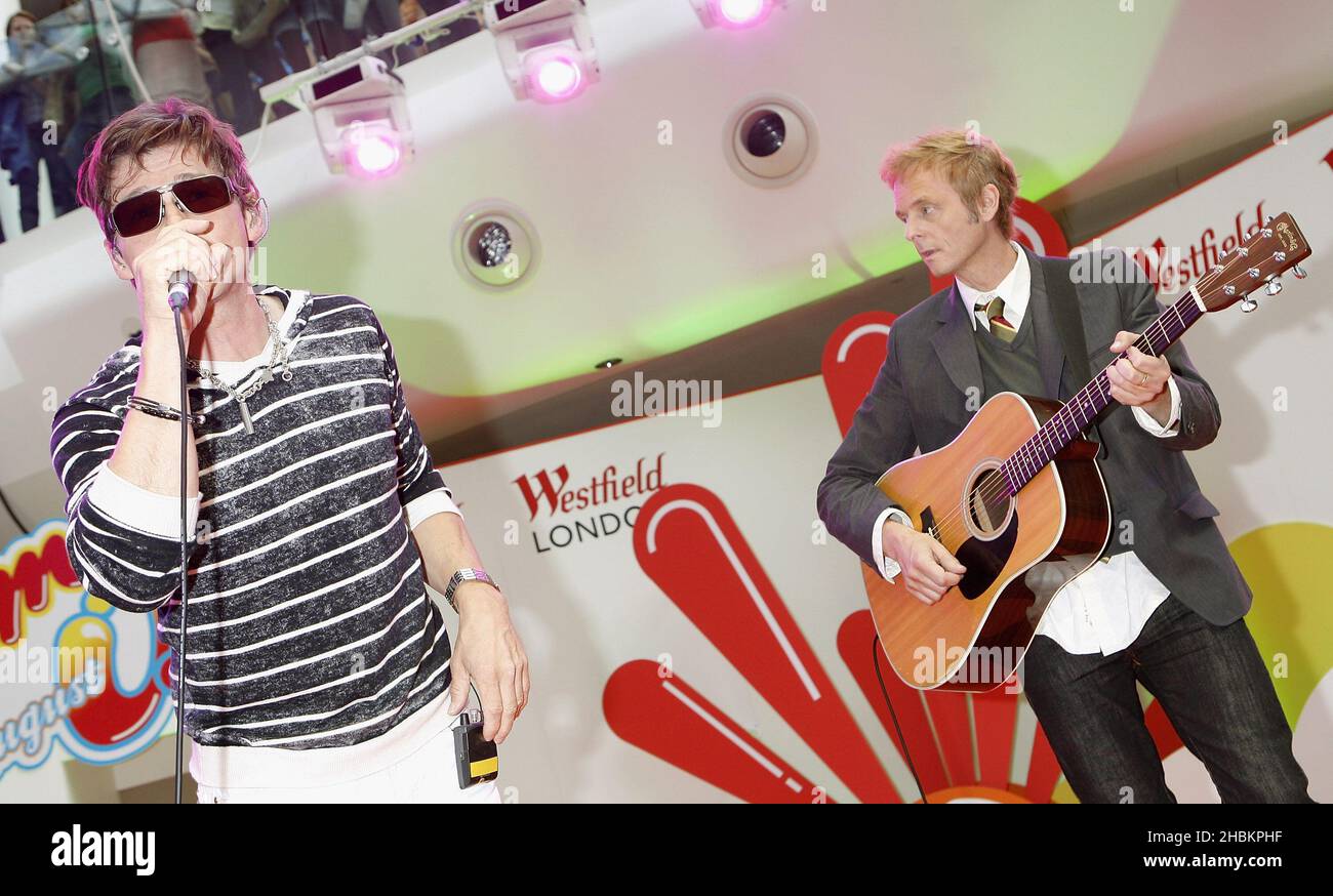 Morten Harket (Gesang); Pal Waaktaar (Gitarre); auftreten auf der Bühne im Shimmer 09l im Westfield Shopping Centre, London. Stockfoto