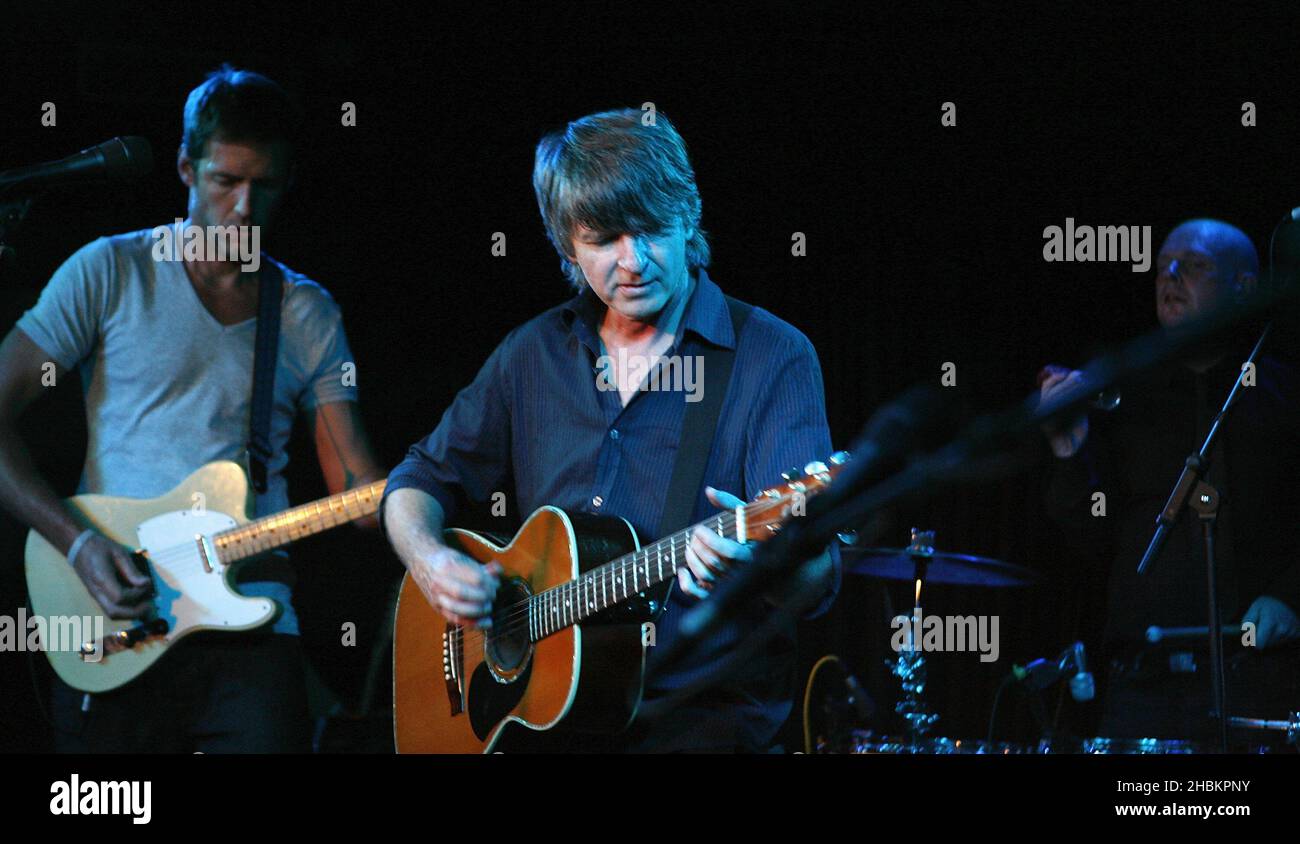 7 Worlds Collide mit Neil Finn, Ed O'Brien und Phil Selway von Radiohead sowie Glenn Kotche und John Stirratt von Wilco spielen live auf der Bühne in Dingwalls in Camden, London. Stockfoto