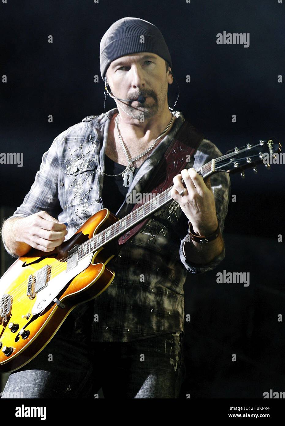 The Edge of U2 tritt im Wembley Stadium, London, auf. Stockfoto