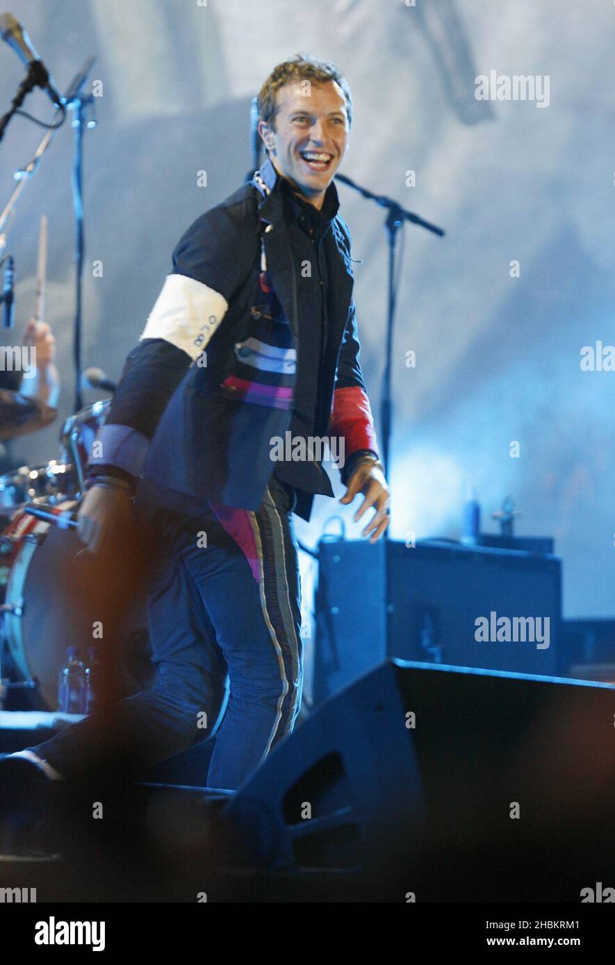 Chris Martin von Coldplay spielt auf der Bühne im Wembley Stadium, North London. Stockfoto