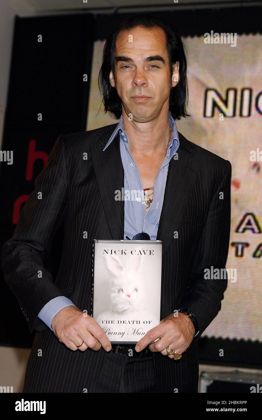 Nick Cave Autogramme sein neues Buch „The Death of Bunny Munro“ im HMV in der Oxford Street, London Stockfoto