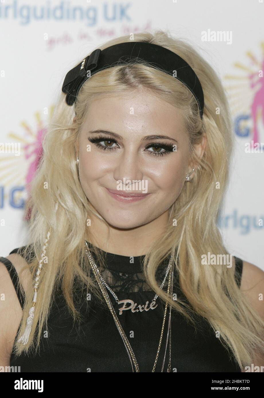 Pixie Lott posiert beim Girlguiding UK's Centeneary Big Gig in der Wembley Arena, London. Stockfoto