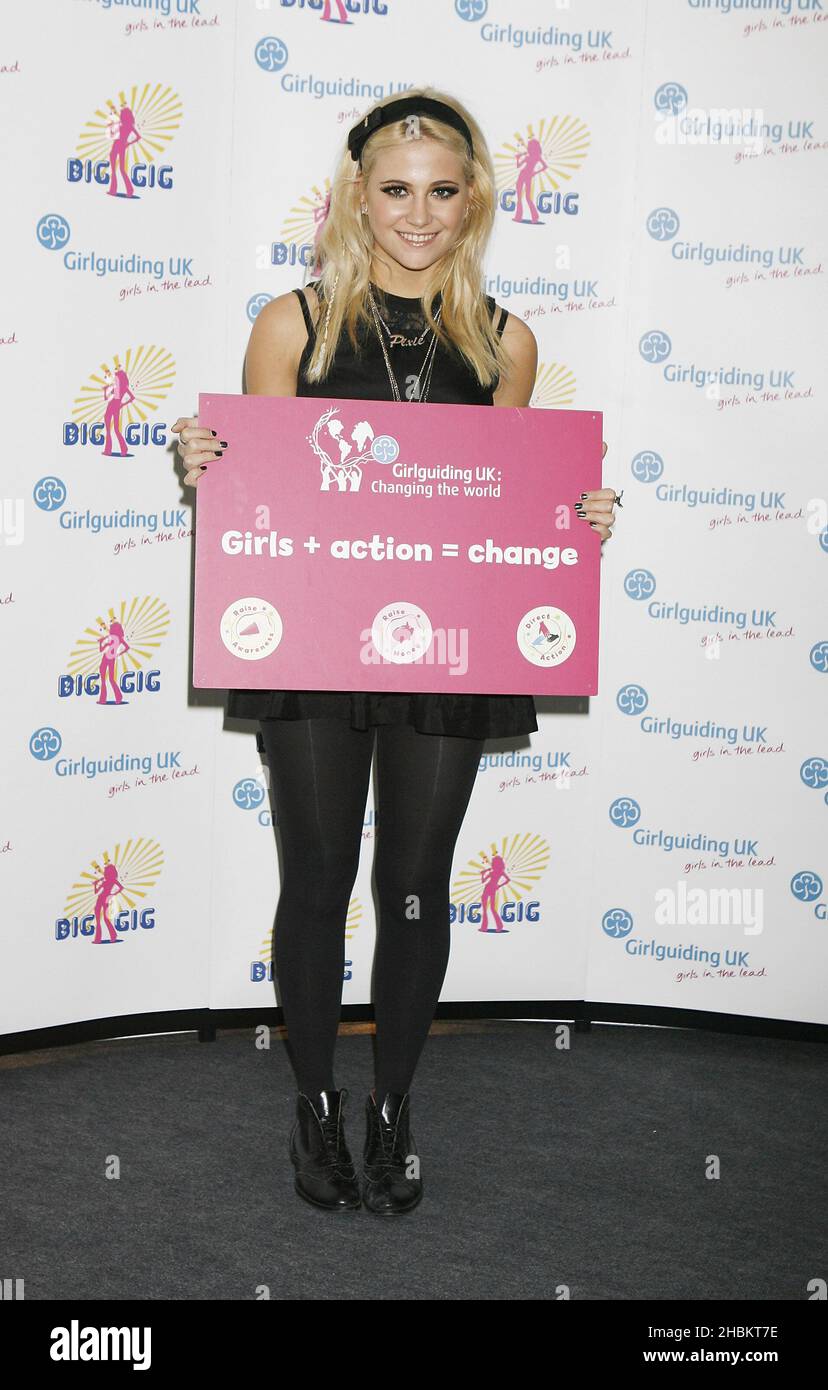 Pixie Lott posiert beim Girlguiding UK's Centeneary Big Gig in der Wembley Arena, London. Stockfoto