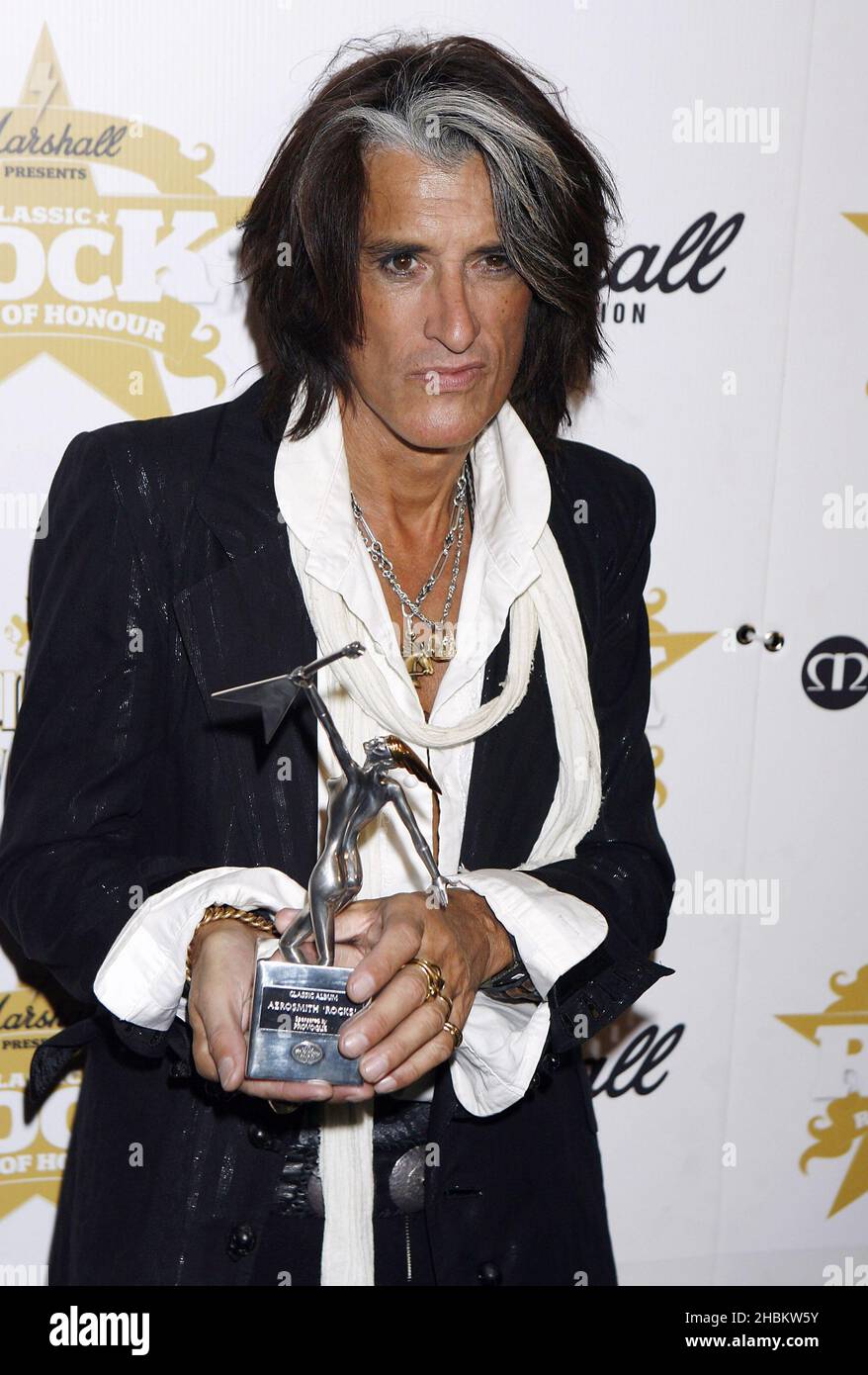 Joe Perry von Aerosmith wird bei den Classic Rock Roll of Honor Awards 2009 im Park Lane Hotel in London für sein klassisches Album ausgezeichnet. Stockfoto