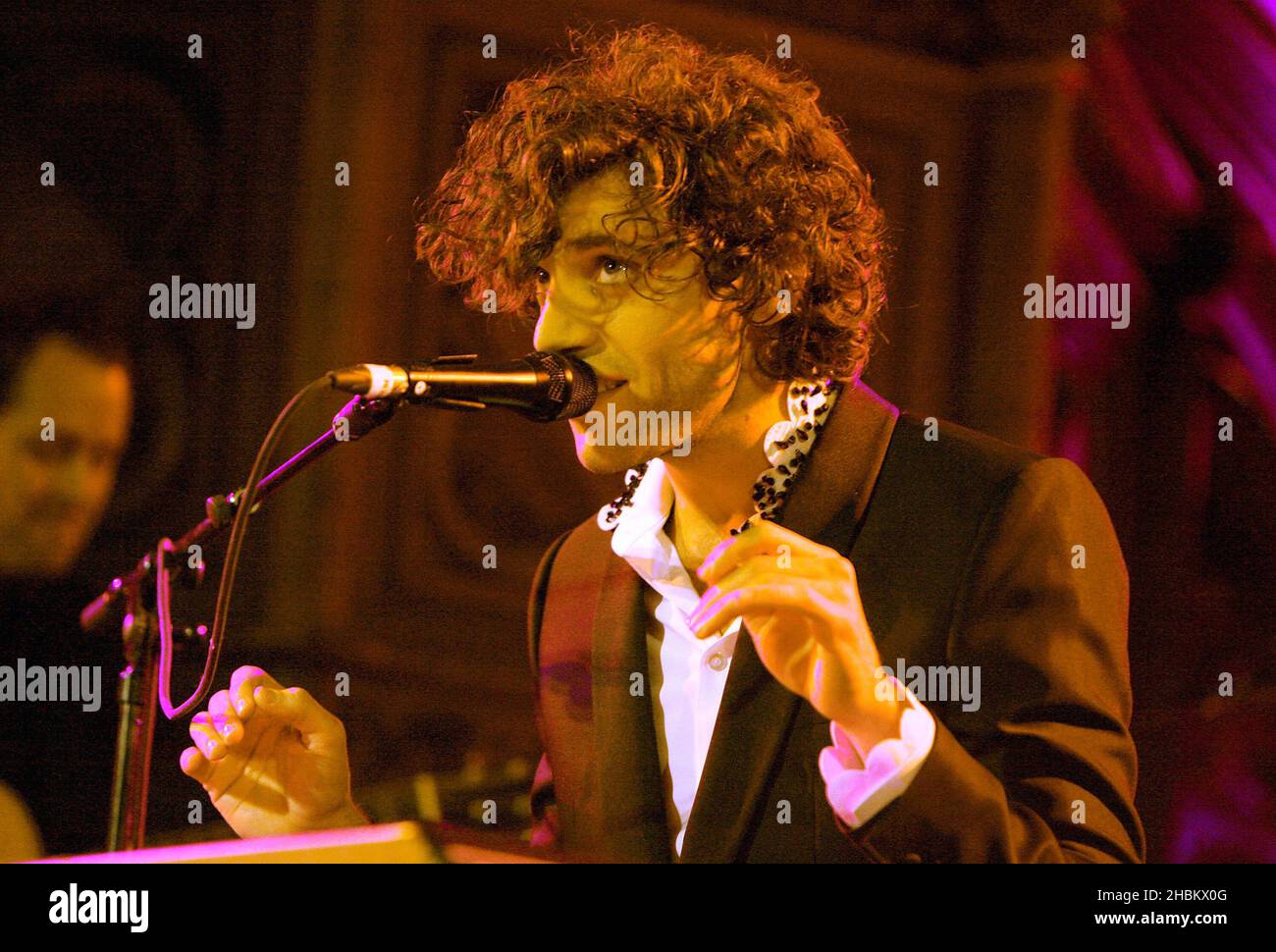 Mika spielt live bei den Little Noise Sessions in der Union Chapel in London. Stockfoto