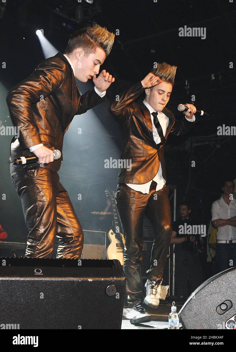 John und Edward Grimes von Jedward, die von X Factor gewählt wurden, treten bei GAY, London, auf. Stockfoto