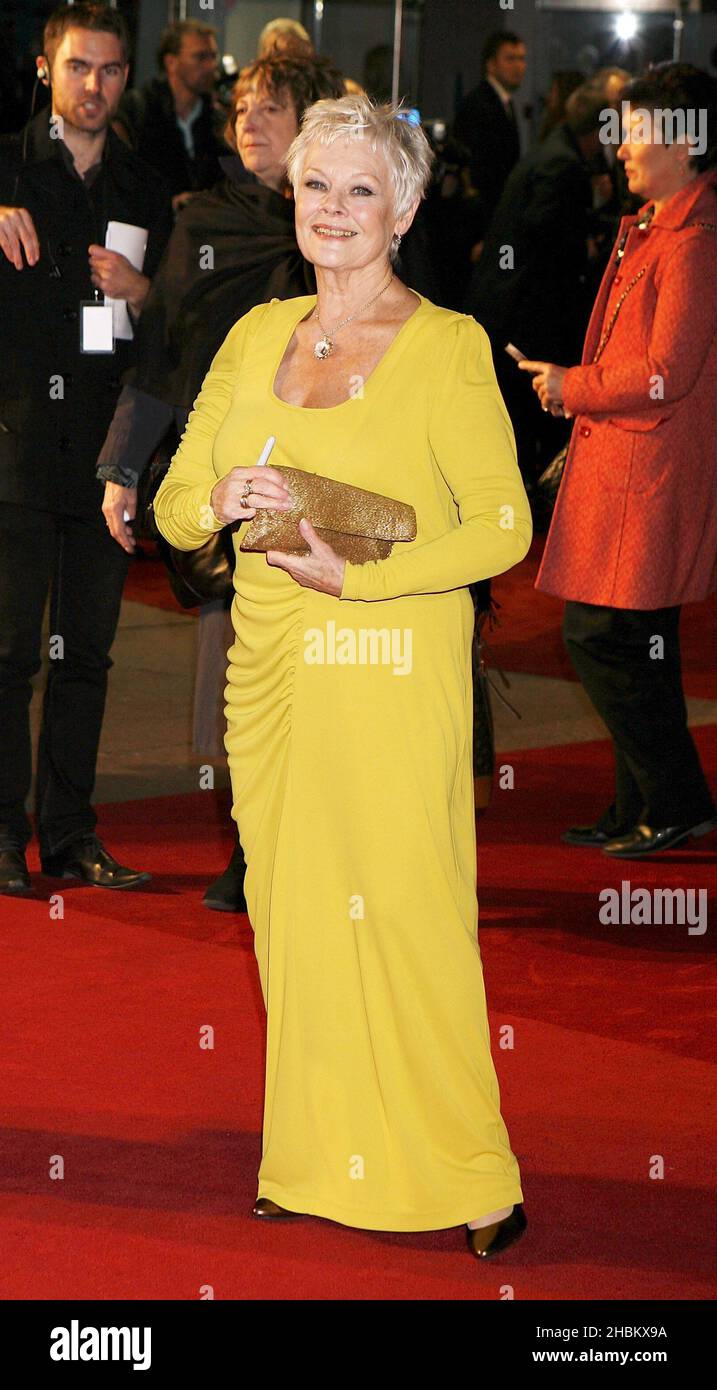 Judi Dench kommt bei der Nine Premiere im Odeon, Leicester Square, London an Stockfoto