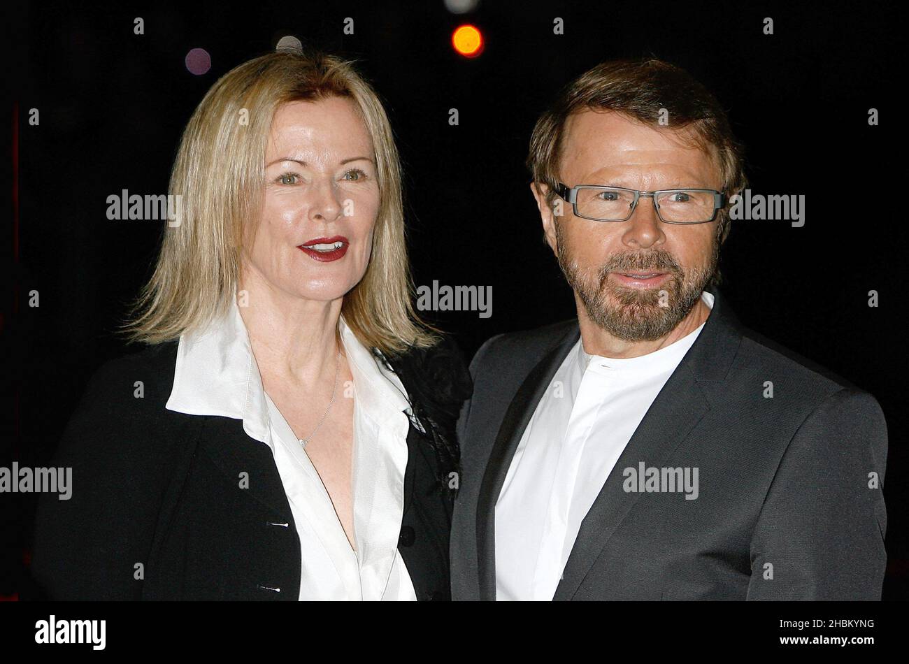 Anni-Frid Lyngstad und Bjorn Ulvaeus kommen zur Premiere der ABBA-Weltausstellung im Earl's Court in London. Stockfoto