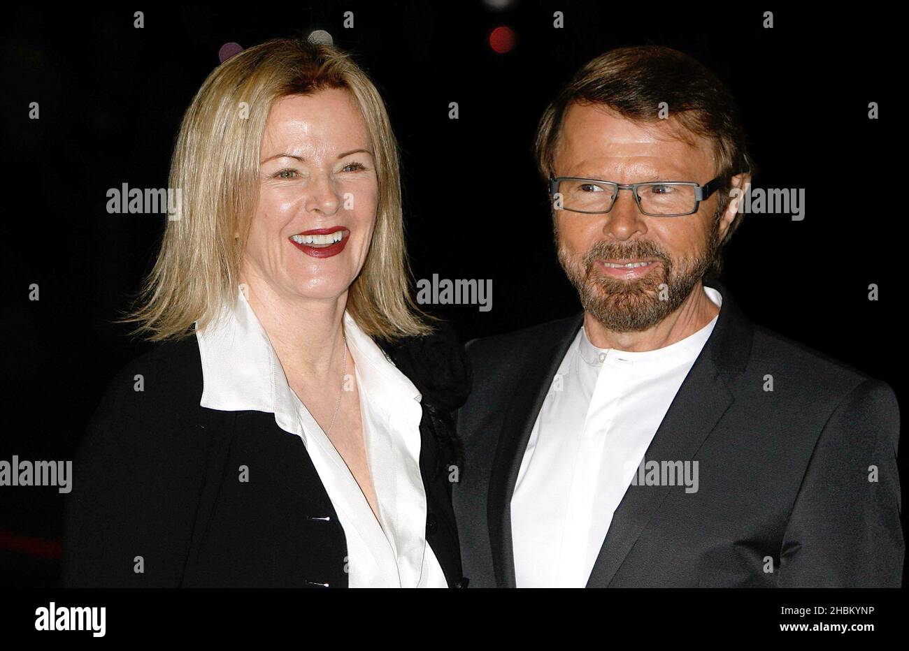 Anni-Frid Lyngstad und Bjorn Ulvaeus kommen zur Premiere der ABBA-Weltausstellung im Earl's Court in London. Stockfoto