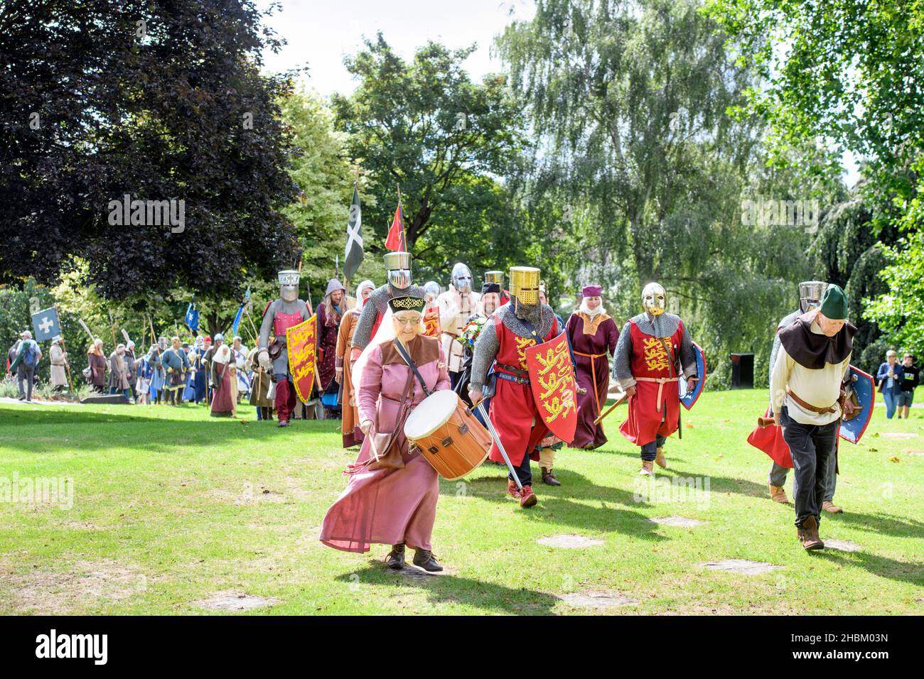 Mittelalterliche Enthusiasten versammeln sich am Abbey Ground, bevor sie später die Schlacht von Evesham nachstellen. Stockfoto