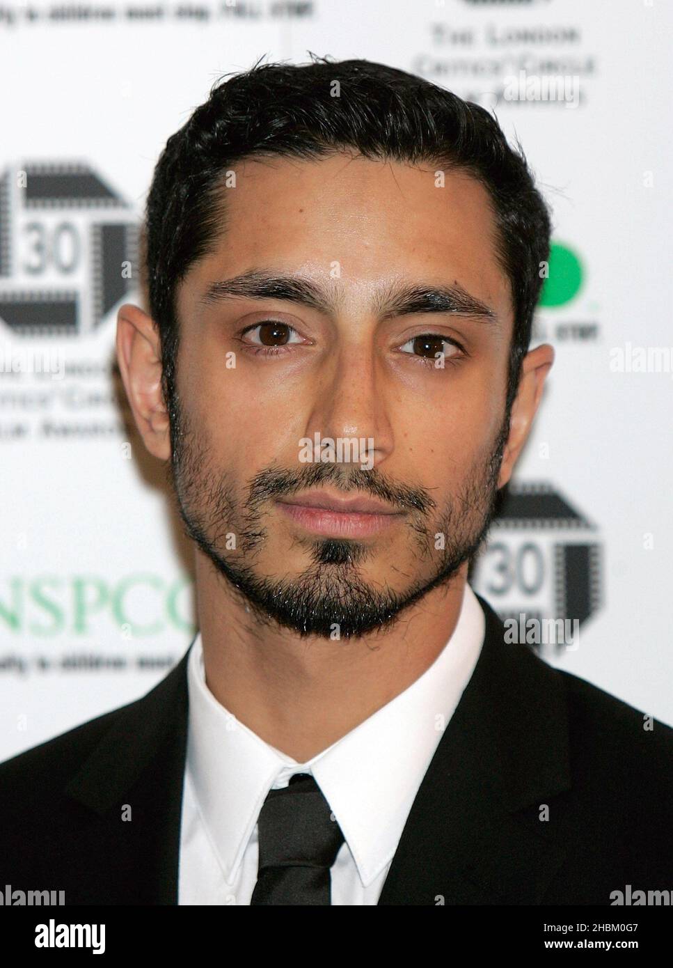 RIZ Ahmed kommt bei den London Critics' Circle Film Awards im Landmark Hotel in London an. Stockfoto