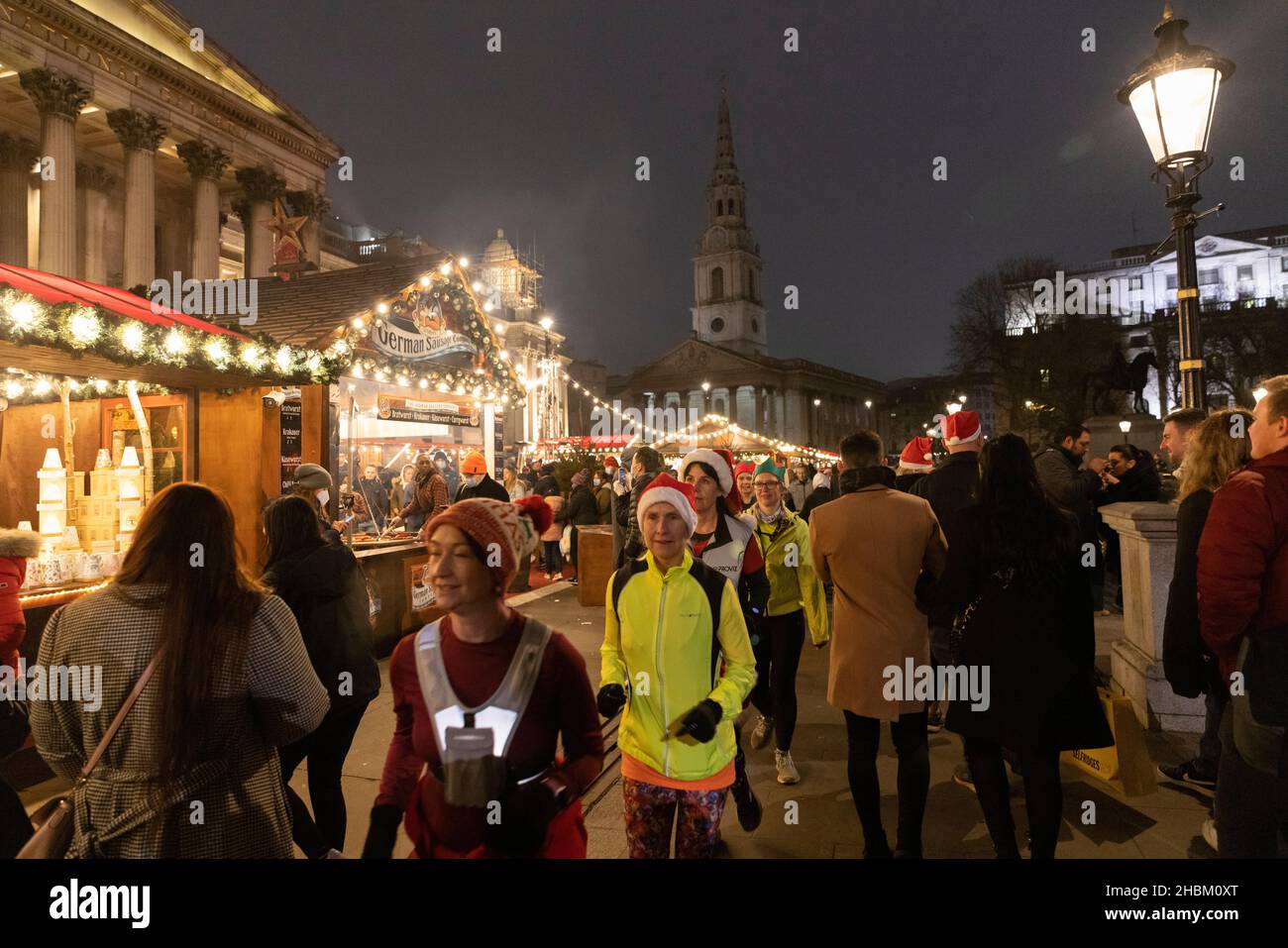 Weihnachtseinkäufer umarmen die Massen auf der Oxford Street vor dem Weihnachtstag, während die Omicron-Gehäuse vor dem festlichen Feiertag weiter spiralförmig werden. Stockfoto