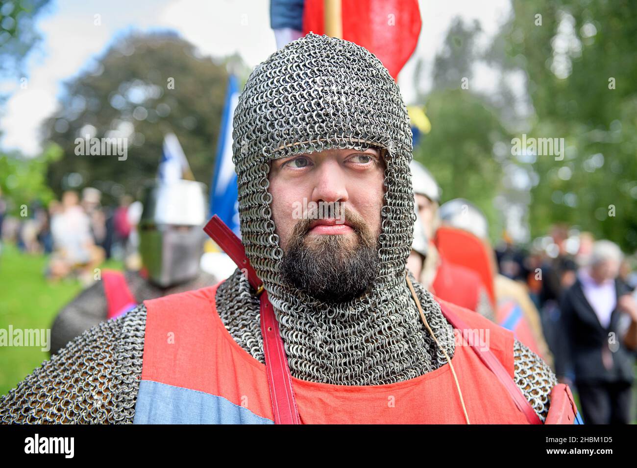 Ein mittelalterlicher Ritter verlässt Abteigelände, bevor er die Schlacht von Evesham nachstellt. Stockfoto