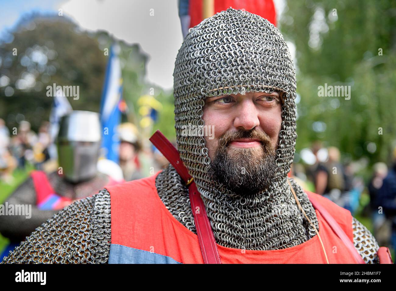 Ein mittelalterlicher Ritter verlässt Abteigelände, bevor er die Schlacht von Evesham nachstellt. Stockfoto