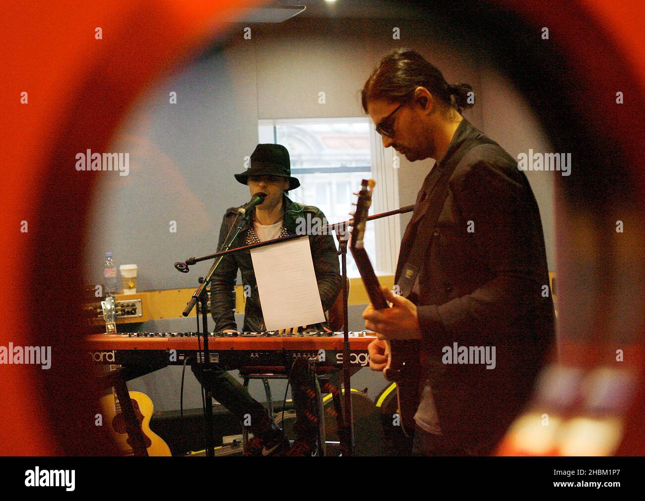 Tomo Milicevic, Jared Leto (r-l) von 30 Sekunden zum Mars bei XFM, London am 29. März 2010. Stockfoto