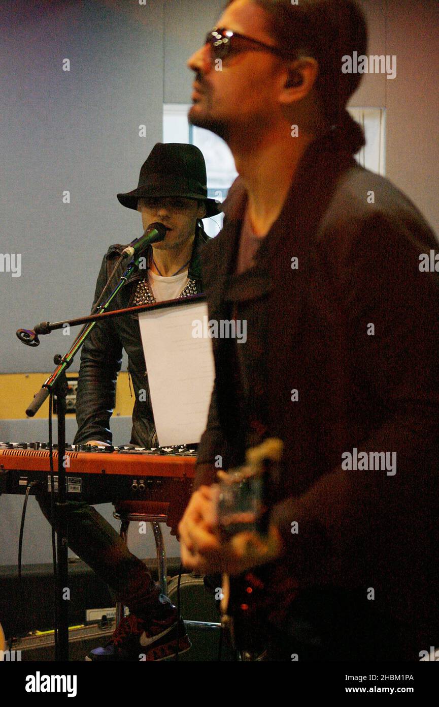 Tomo Milicevic, Jared Leto (r-l) von 30 Sekunden zum Mars bei XFM, London am 29. März 2010. Stockfoto