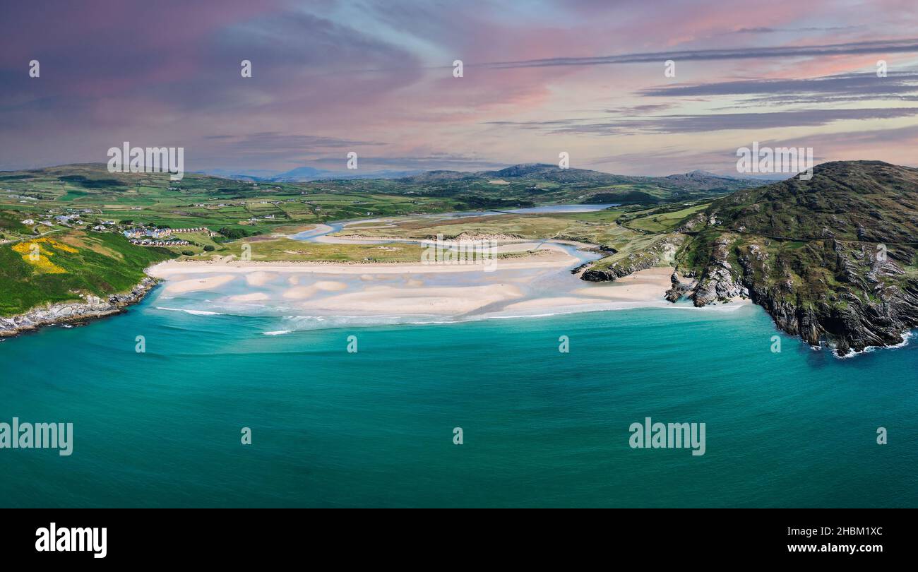 Luftaufnahme von Barleycove Beach, einem sanft geschwungenen goldenen Strand, der aus einer weitläufigen Landschaft zwischen den aufsteigenden grünen Hügeln des beaut besteht Stockfoto