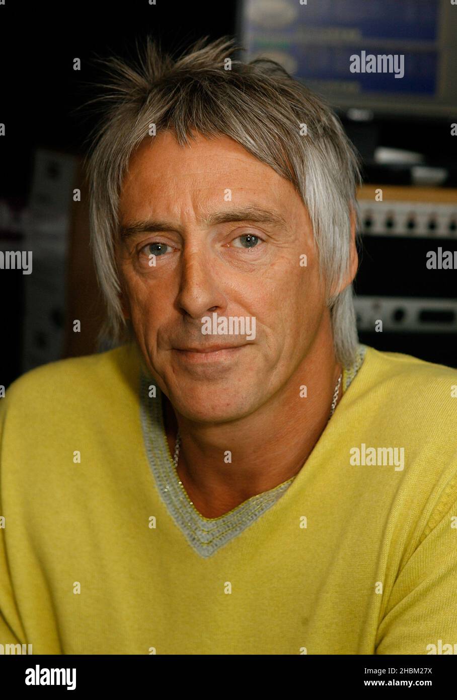 Paul Weller bei einem Interview mit Christian O'Connell bei Absolute Radio, London. Paul Weller startet Absolute Radio Live mit einem exklusiven Gig für nur 20 Hörer am 20,2010. April im Hauptsitz des nationalen Radiosenders in Golden Square, Soho, London. Es ist der Beginn einer vollgepackten Reihe von Live-Veranstaltungen, die Absolute Radio in diesem Jahr übertragen wird, darunter das Isle of Wight Festival, das V Festival und Kings of Leon live aus dem Hyde Park. Stockfoto