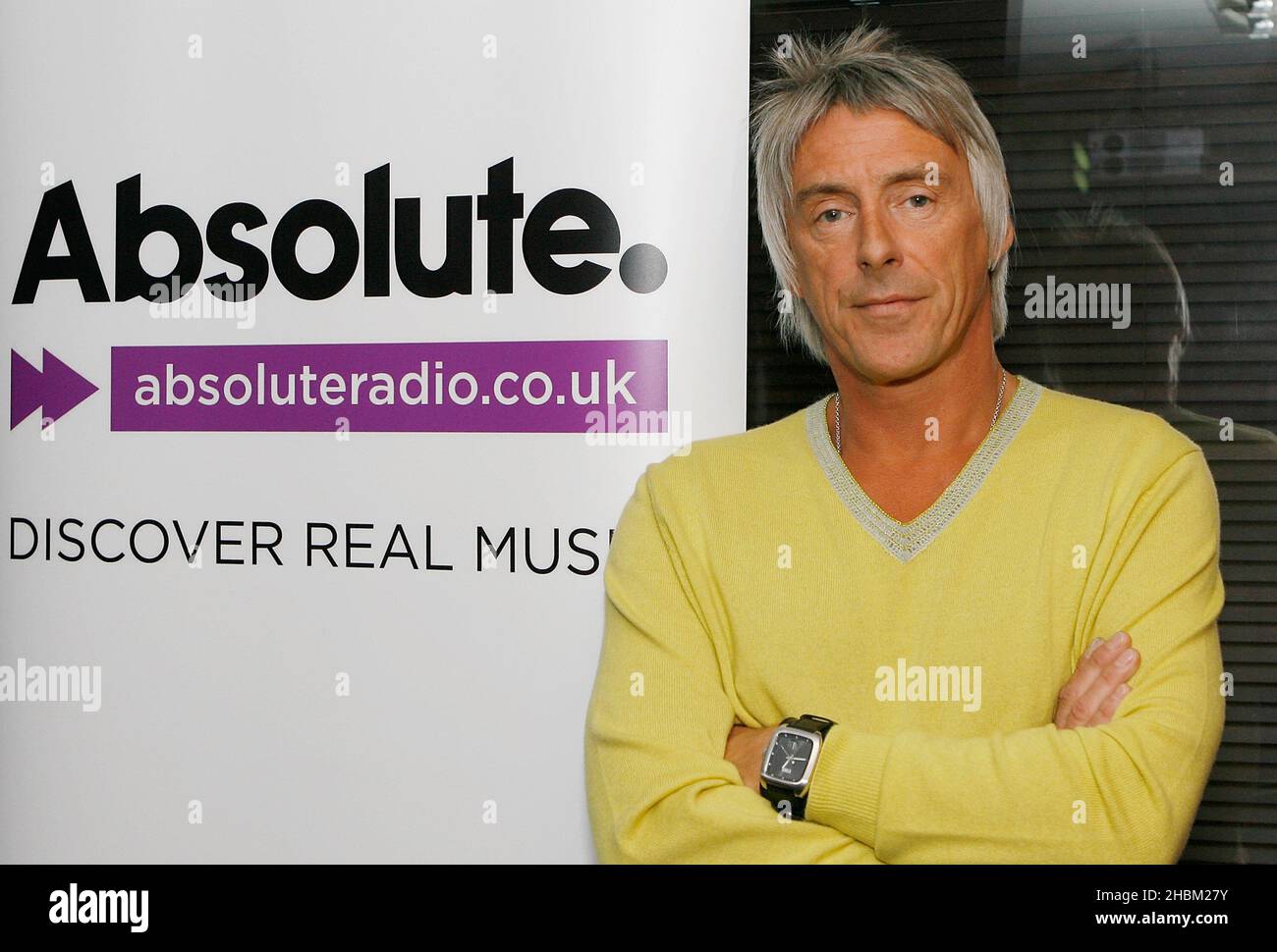 Paul Weller startet Absolute Radio Live mit einem exklusiven Gig für nur 20 Hörer am 20,2010. April im Hauptsitz des nationalen Radiosenders in Golden Square, Soho, London. Es ist der Beginn einer vollgepackten Reihe von Live-Veranstaltungen, die Absolute Radio in diesem Jahr übertragen wird, darunter das Isle of Wight Festival, das V Festival und Kings of Leon live aus dem Hyde Park. Stockfoto