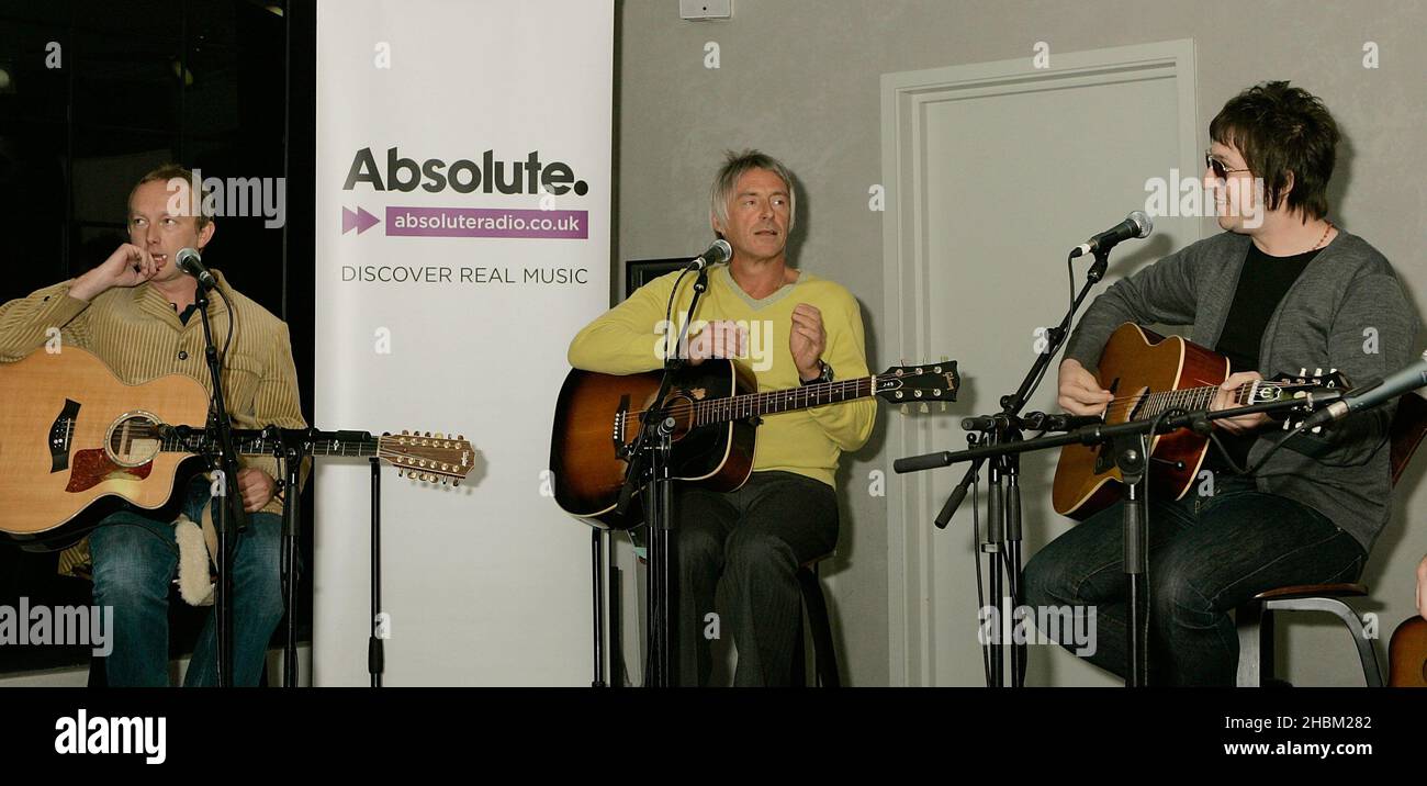 Paul Weller startet Absolute Radio Live mit einem exklusiven Gig für nur 20 Hörer am 20,2010. April im Hauptsitz des nationalen Radiosenders in Golden Square, Soho, London. Es ist der Beginn einer vollgepackten Reihe von Live-Veranstaltungen, die Absolute Radio in diesem Jahr übertragen wird, darunter das Isle of Wight Festival, das V Festival und Kings of Leon live aus dem Hyde Park. Stockfoto