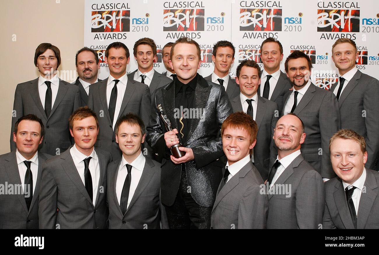 Nur Männer posieren laut mit dem NS&I Album of the Year Award im Awards Room bei den Classical Brit Awards in der Royal Albert Hall, London. Stockfoto