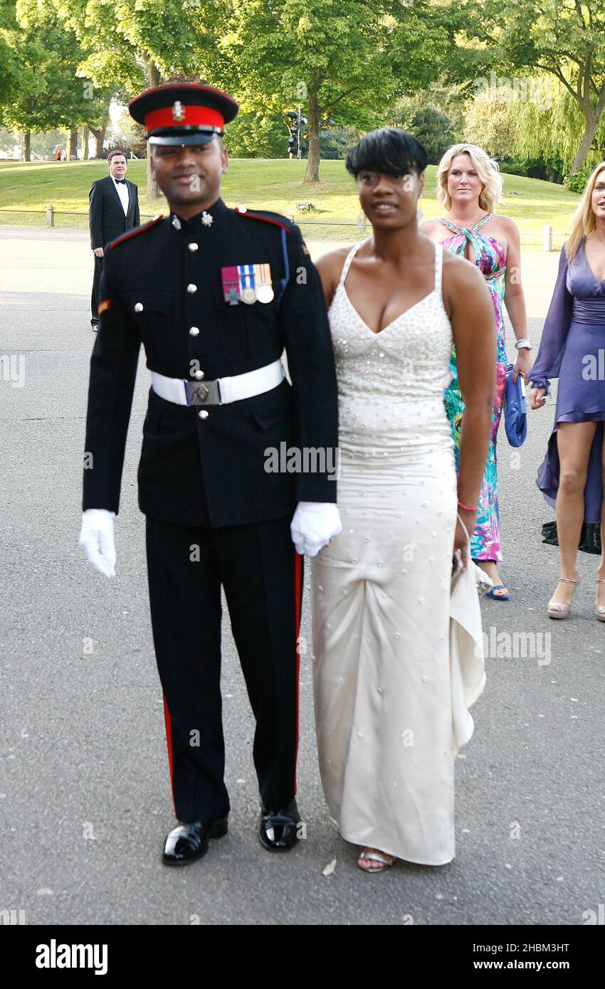 Lance Corporal Johnson Beharry VC kommt beim Caudwell Children Buterfly Ball bei Battersea Evolution, London an. Stockfoto
