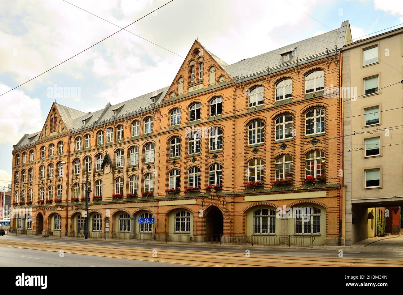 Wohn- und Geschäftshäuser im Stadtzentrum an einem sonnigen, klaren Tag. Stadt. Stockfoto