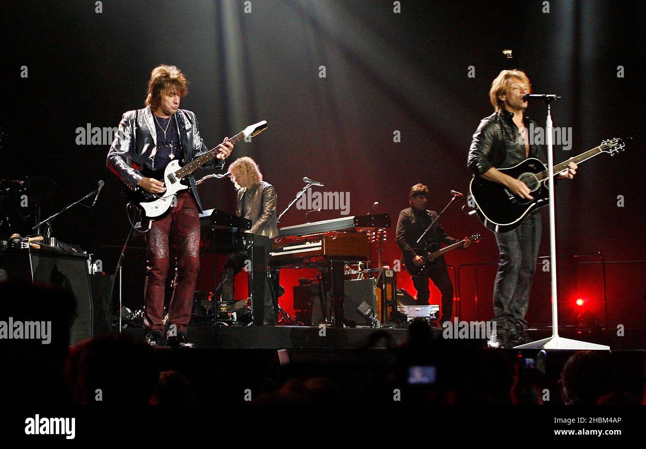 Richie Sambora und Jon Bon Jovi treten mit Bon Jovi in der O2 Arena in London auf. Stockfoto